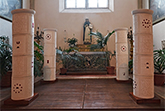 2018, il gruppo scultoreo 'Lo studiolo dell'artista: luogo d'incontro' viene allestito nella Basilica di San Domenico in Perugia, Altare del Santo