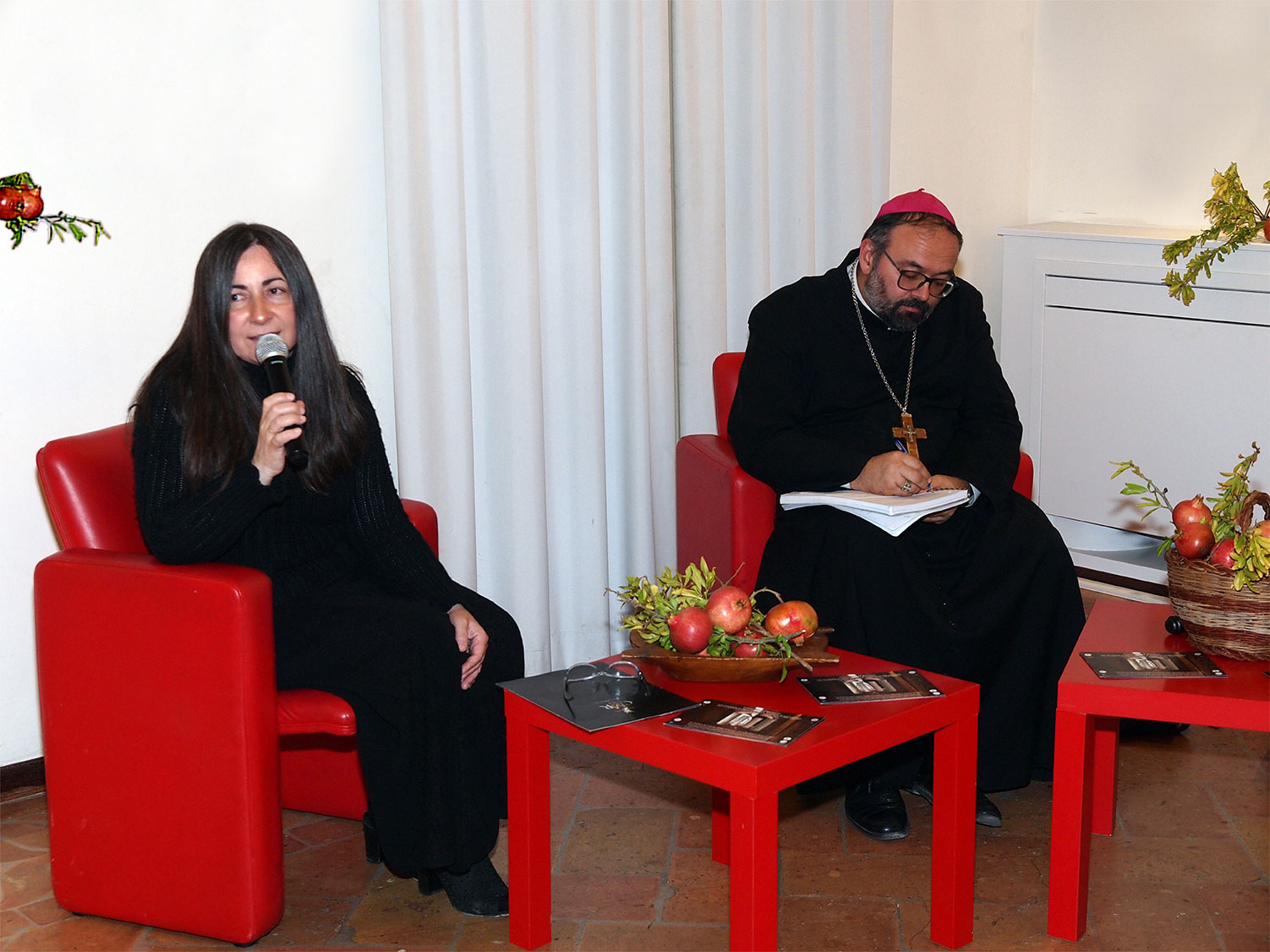 Cristina MMR Bonucci artista con Monsignor Paolo Giulietti